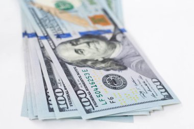 Beyaz bir arka plan üzerinde yeni bill dolar