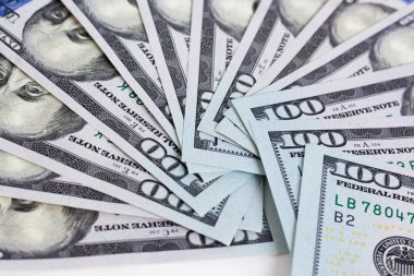 Beyaz bir arka plan üzerinde yeni bill dolar