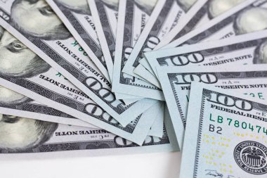 Beyaz bir arka plan üzerinde yeni bill dolar