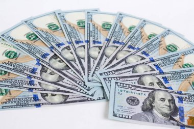 Beyaz bir arka plan üzerinde yeni bill dolar