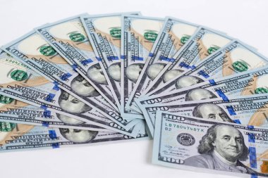 Beyaz bir arka plan üzerinde yeni bill dolar