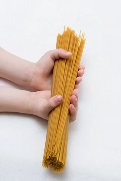 Vermicelli Der Hand Des Kindes — Stockfoto