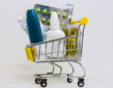  İlaç dolu alışveriş sepeti, izole edilmiş..