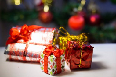 Noel ağacının arka planında hediyeler.