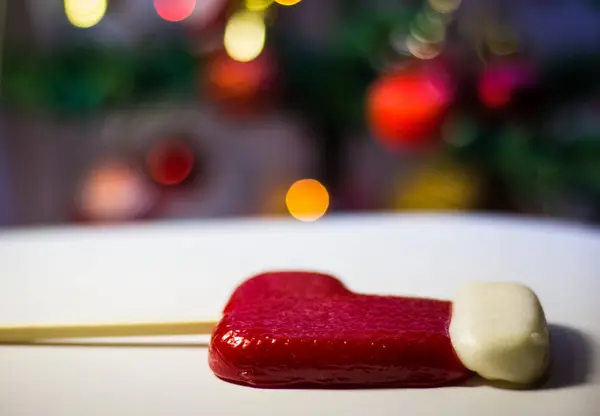 Weihnachtsbonbons Neben Dem Weihnachtsbaum — Stockfoto