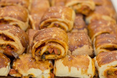 Etli ve sebzeli mini puf böreği.