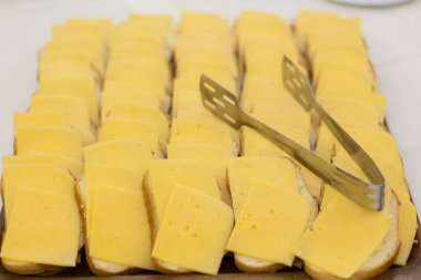 Peynirli ekmek, tepside sandviç.