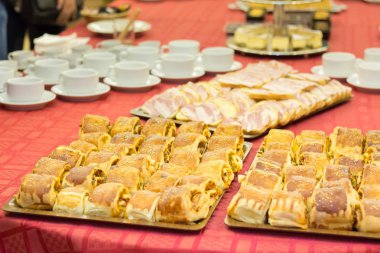 Kahve molası için yemek masada.