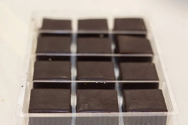 プラスチック製のスタンドに正方形のチョコレート — ストック写真