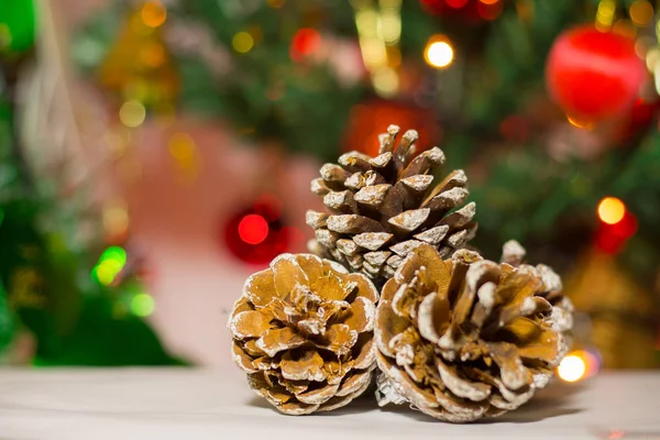 Tannenzapfen Großaufnahme Auf Einem Hintergrund Des Weihnachtsbaums — Stockfoto