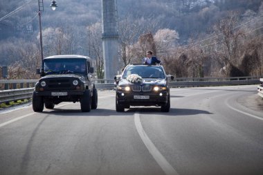 Düğünde bir araba konvoyu. Sochi, Adler Bölgesi, Krasnaya Polyana