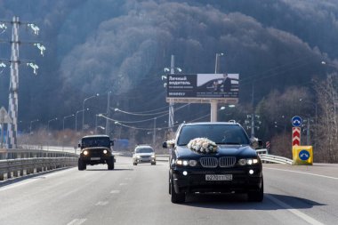 Düğünde bir araba konvoyu. Sochi, Adler Bölgesi, Krasnaya Polyana