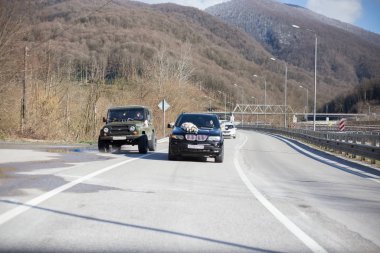 Düğünde bir araba konvoyu. Sochi, Adler Bölgesi, Krasnaya Polyana