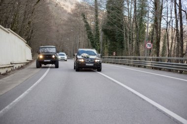 Düğünde bir araba konvoyu. Sochi, Adler Bölgesi, Krasnaya Polyana