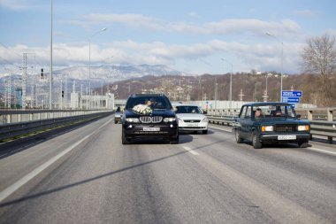 Düğünde bir araba konvoyu. Sochi, Adler Bölgesi, Krasnaya Polyana