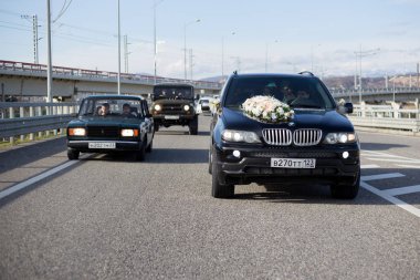 Düğünde bir araba konvoyu. Sochi, Adler Bölgesi, Krasnaya Polyana