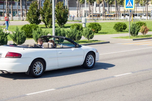 Svatební Kabriolet Nevěstou Ženichem — Stock fotografie