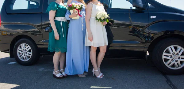 Mariée Avec Des Copines Près Voiture — Photo