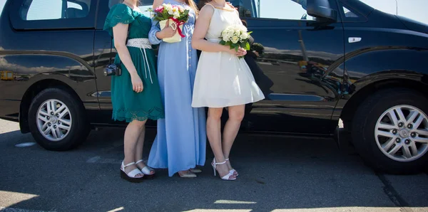 Mariée Avec Des Copines Près Voiture — Photo