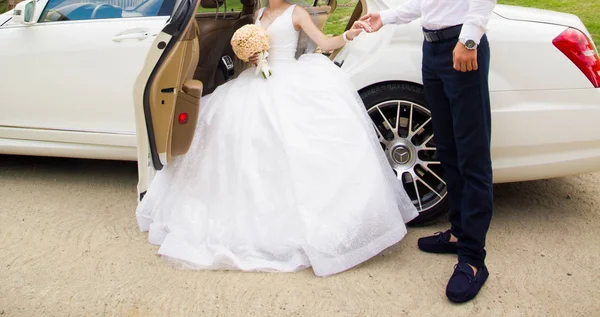 Bride Bouquet Her Hands Car — 스톡 사진