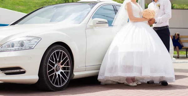 Les Jeunes Mariés Sont Debout Près Voiture Mariage — Photo