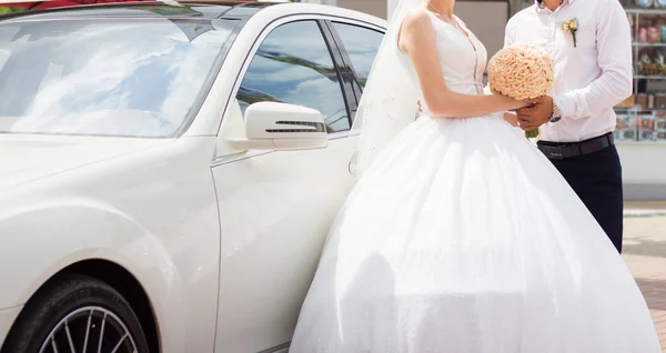 Les Jeunes Mariés Sont Debout Près Voiture Mariage — Photo