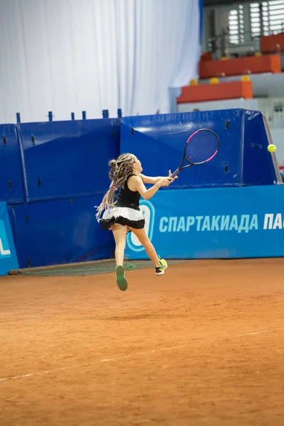 Meisje Speelt Tennis Het Veld — Stockfoto