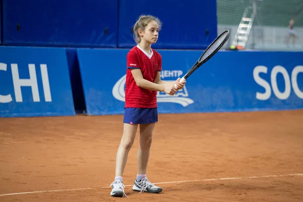 Mädchen Spielt Tennis Auf Dem Feld — Stockfoto