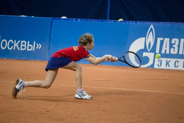 Meisje Speelt Tennis Het Veld — Stockfoto