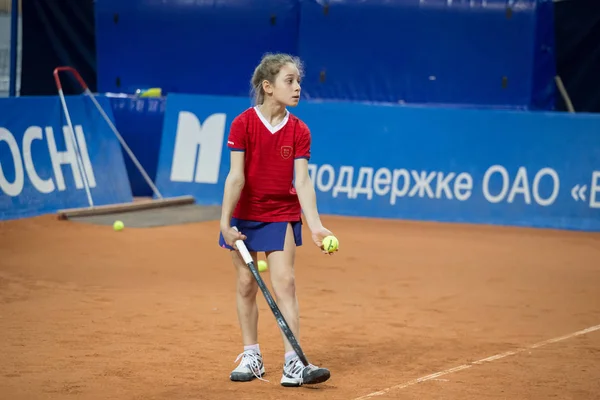 Meisje Speelt Tennis Het Veld — Stockfoto