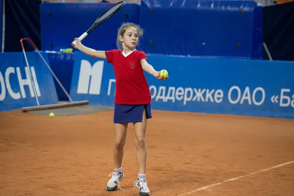 Kız Sahada Tenis Oynuyor — Stok fotoğraf