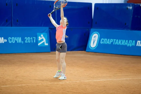 Mädchen Spielt Tennis Auf Dem Feld — Stockfoto