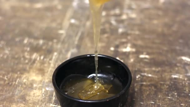 蜂蜜从木勺滴到碗里 — 图库视频影像