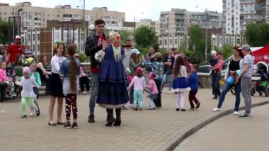 Parktaki büyük ailelerin çocukları için. Ukrayna, Kiev, Troeschina, Gençlik Parkı