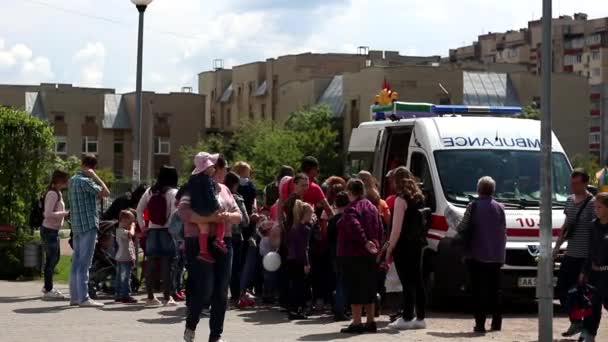 Representation För Barn Från Stora Familjer Parken Ukraina Kiev Troeschina — Stockvideo