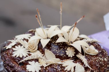 Çiçeklerle süslenmiş düğün ekmeği.