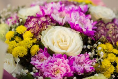 Güzel bir buket, kasımpatı dolu güller.