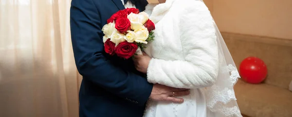Bruden Och Brudgummen Håller Bröllopsbukett Rummet — Stockfoto