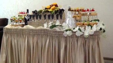 Düğün masasında farklı tabaklar var. Ermeni düğünü