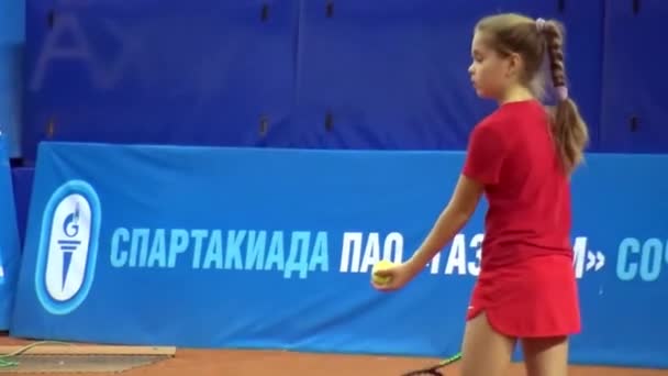 Κορίτσι Παίζει Τένις Sochi Περιφέρεια Adler Ολυμπιακό Πάρκο — Αρχείο Βίντεο