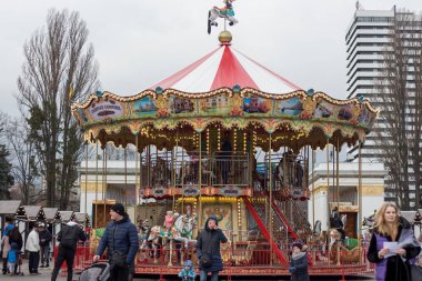 Kiev 'de kışın yeni yıl atlıkarıncasında. Sergi Merkezi