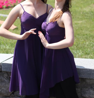 Dans yarışmasındaki çocuklar şarkı söylüyor. Kiev, Ukrayna