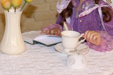 Kız güzel bir masada çay içiyor.