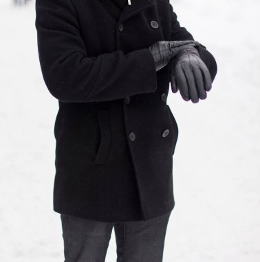 Bir adam kışın sevgilisini bekler..