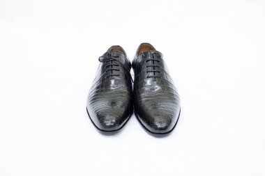 Beyaz arka planda şık erkek ayakkabıları.