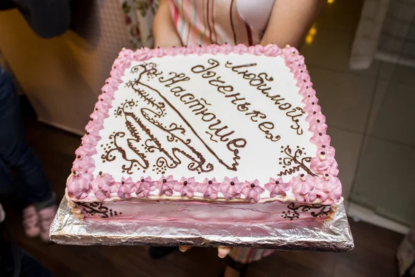 赤ちゃんの誕生日のための正方形の大きなケーキ — ストック写真