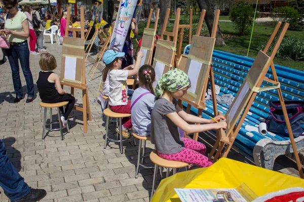 キエフの子供のための創造的なマスタークラス タラス シェフチェンコにちなんで名付けられた公園 — ストック写真