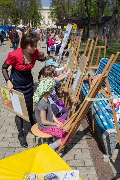 Kiev 'deki çocuklar için yaratıcı yüksek lisans dersleri. Park adını Taras Shevchenko 'dan almıştır.