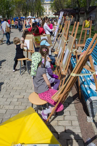 Kiev 'deki çocuklar için yaratıcı yüksek lisans dersleri. Park adını Taras Shevchenko 'dan almıştır.