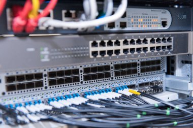Birçok kablosu ve merkezi olan internet ekipmanları